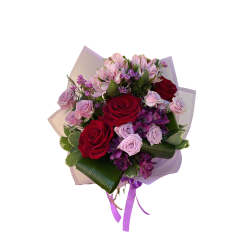 Buchet de Flori 3 Trandafiri rosii,  3 trandafiri miniroze, 4 astroimeria