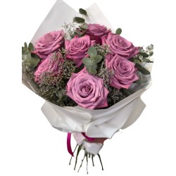 Buchet 7 trandafiri, 4 fire eucalipt, 3 fire limonium , folie decor
