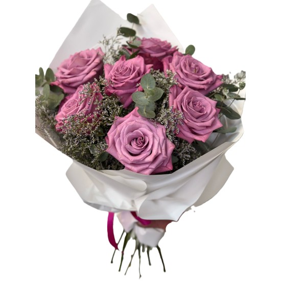 Buchet 7 trandafiri, 4 fire eucalipt, 3 fire limonium , folie decor