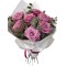 Buchet 7 trandafiri, 4 fire eucalipt, 3 fire limonium , folie decor