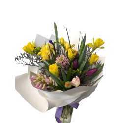 Buchet de Flori - 5 Lalele si 2 Zambile, 6 Narcise, 2 Iris, Limonium